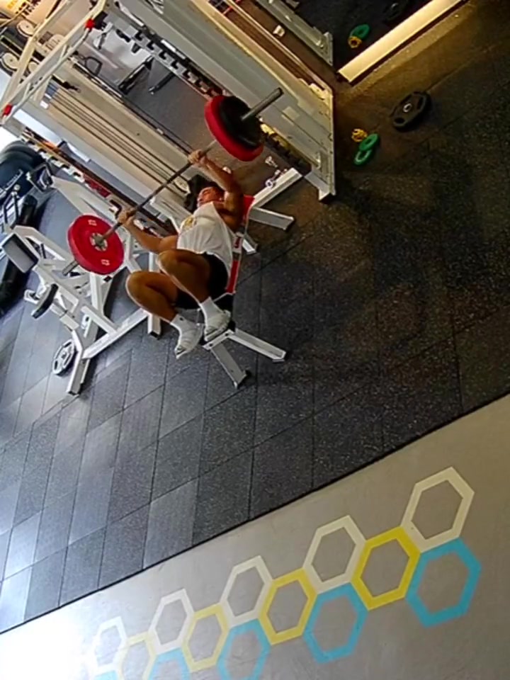 好可怕！100kg卧推滑脱，健身也要量力而行啊