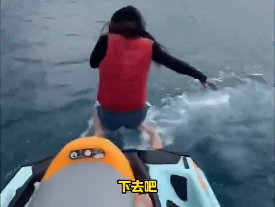 她不会真在里面方便了吧