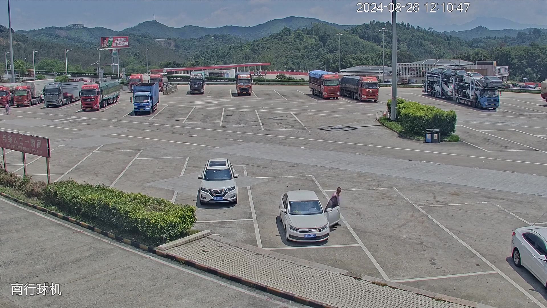 鬼鬼祟祟的退出了停车位