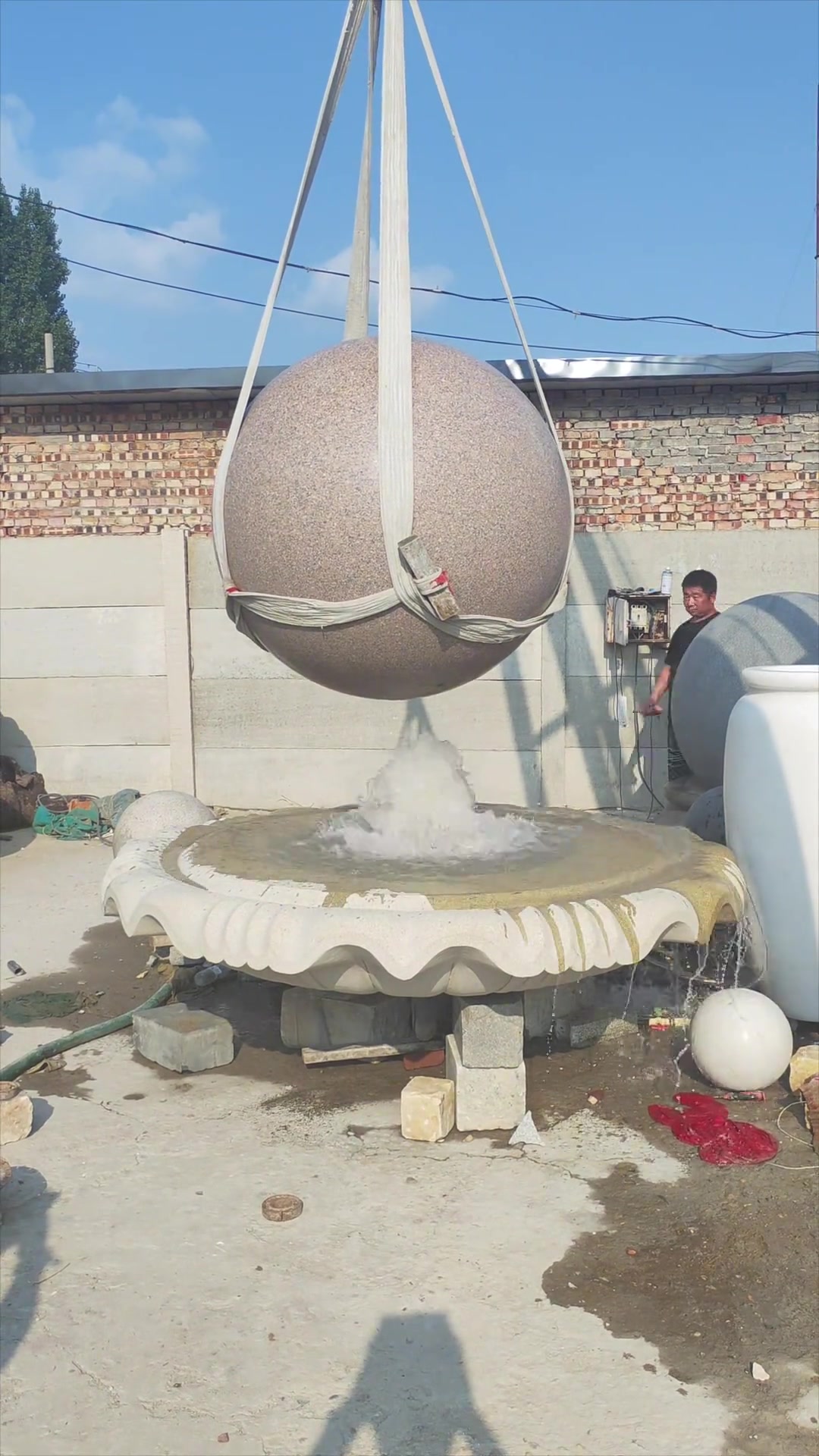 这石球能滚动，这得有多大的力啊