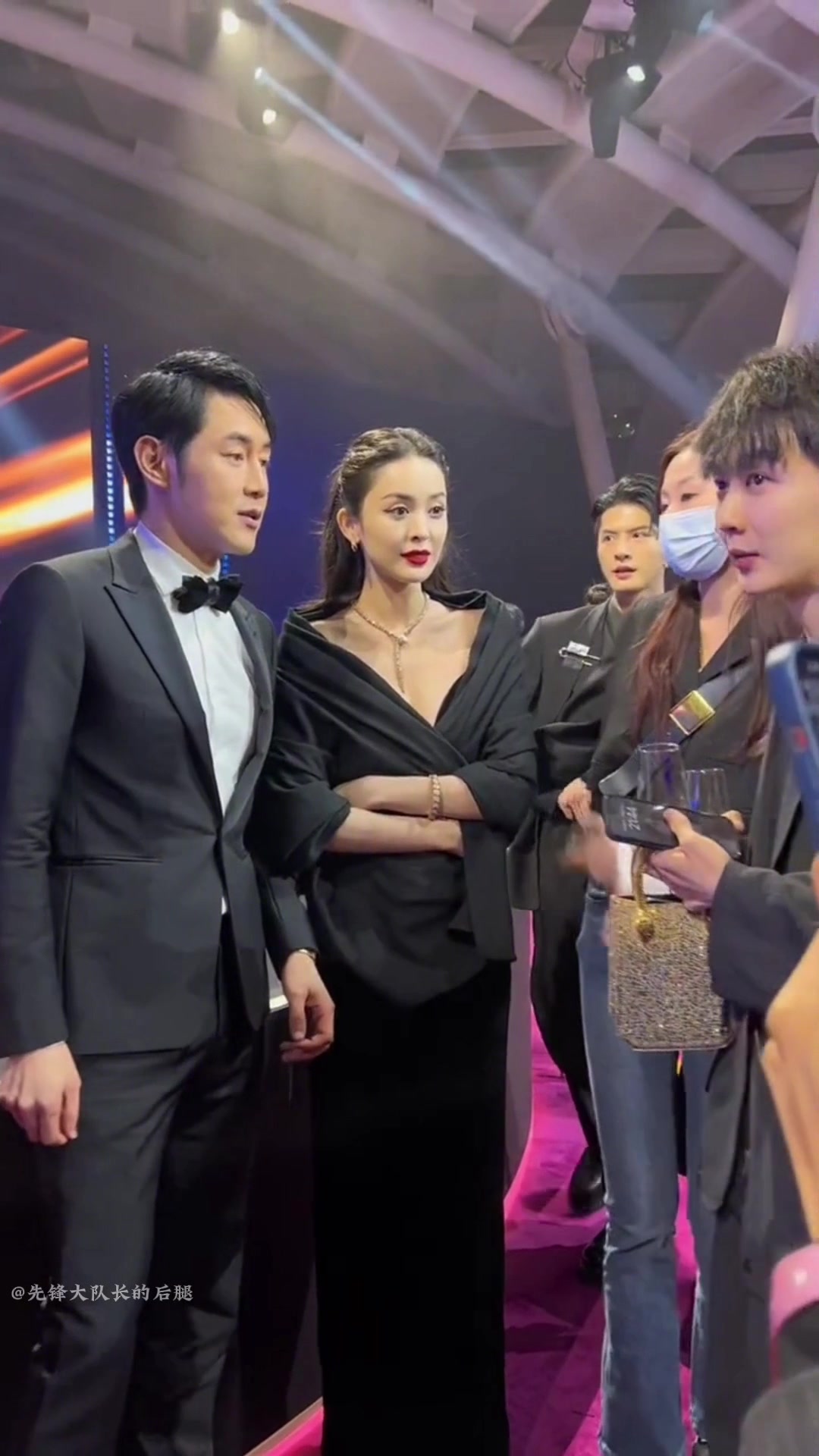 娜扎拍照还要故意把衣服拉开