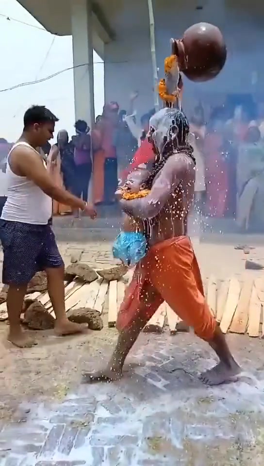 这是什么奇怪的部落仪式都给小孩弄懵逼了