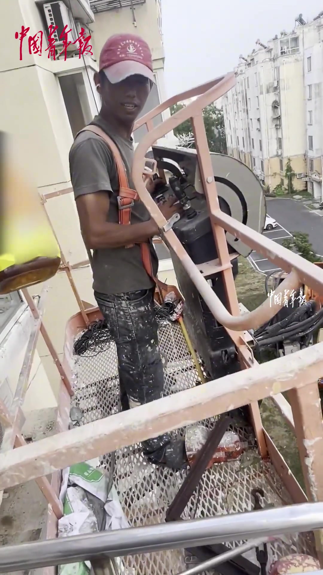 正能量！女子给在烈日下工作的工人师傅递去饮料！