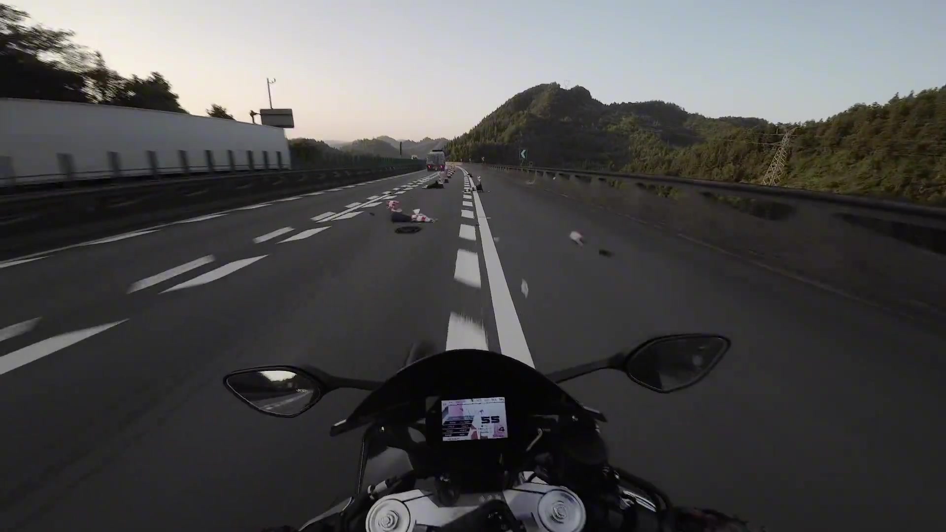 大货车司机故意撞警示桶是什么心态