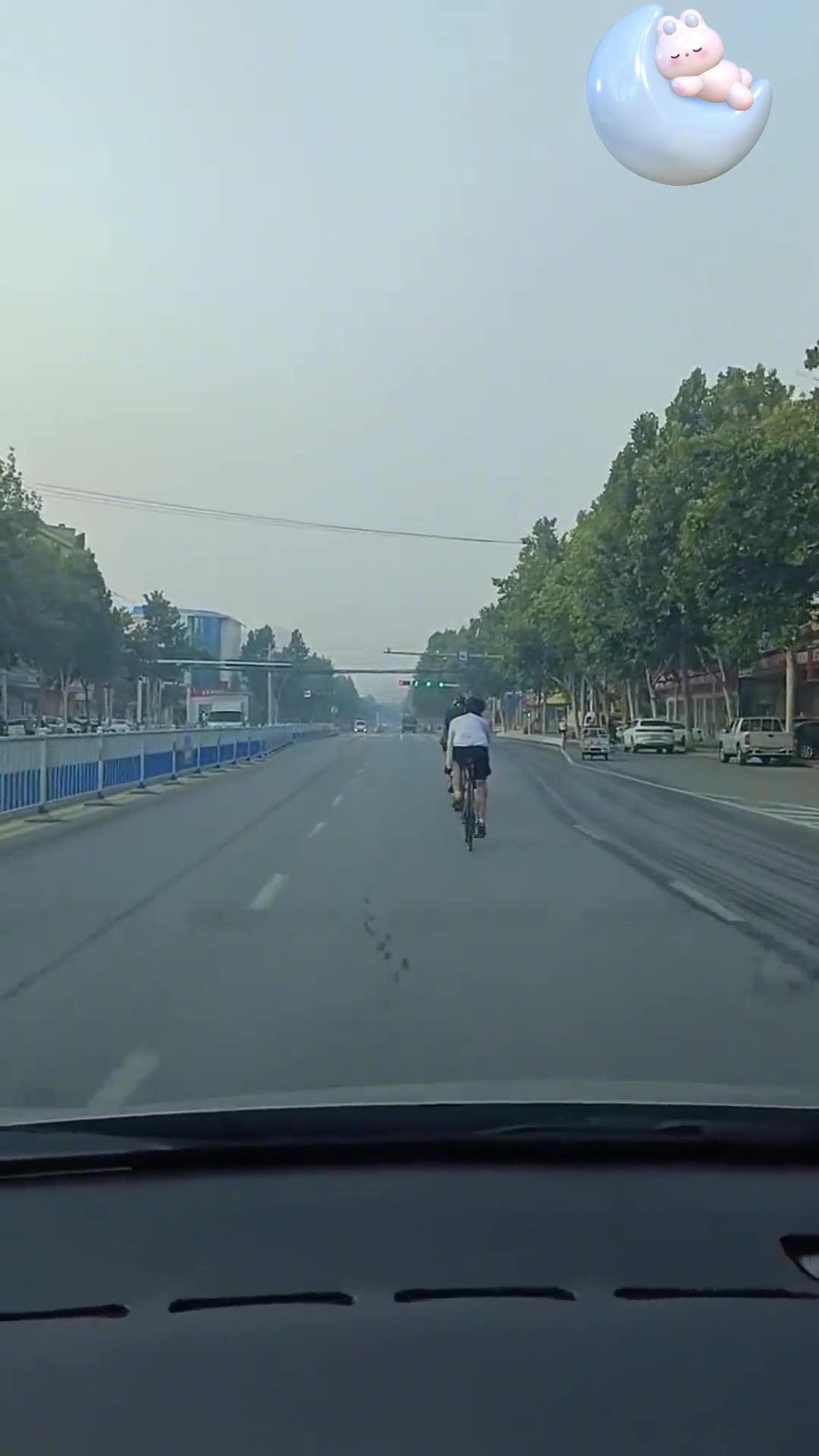 骑行霸道无比，占用机动车道闯红灯！