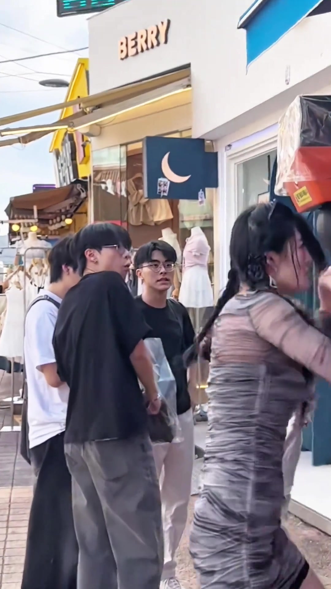 小姐姐跳步后手直拳打的好漂亮，一旁男生都傻眼了！