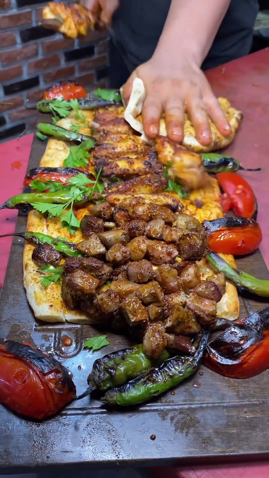 到点了朋友们起床吃宵夜了！