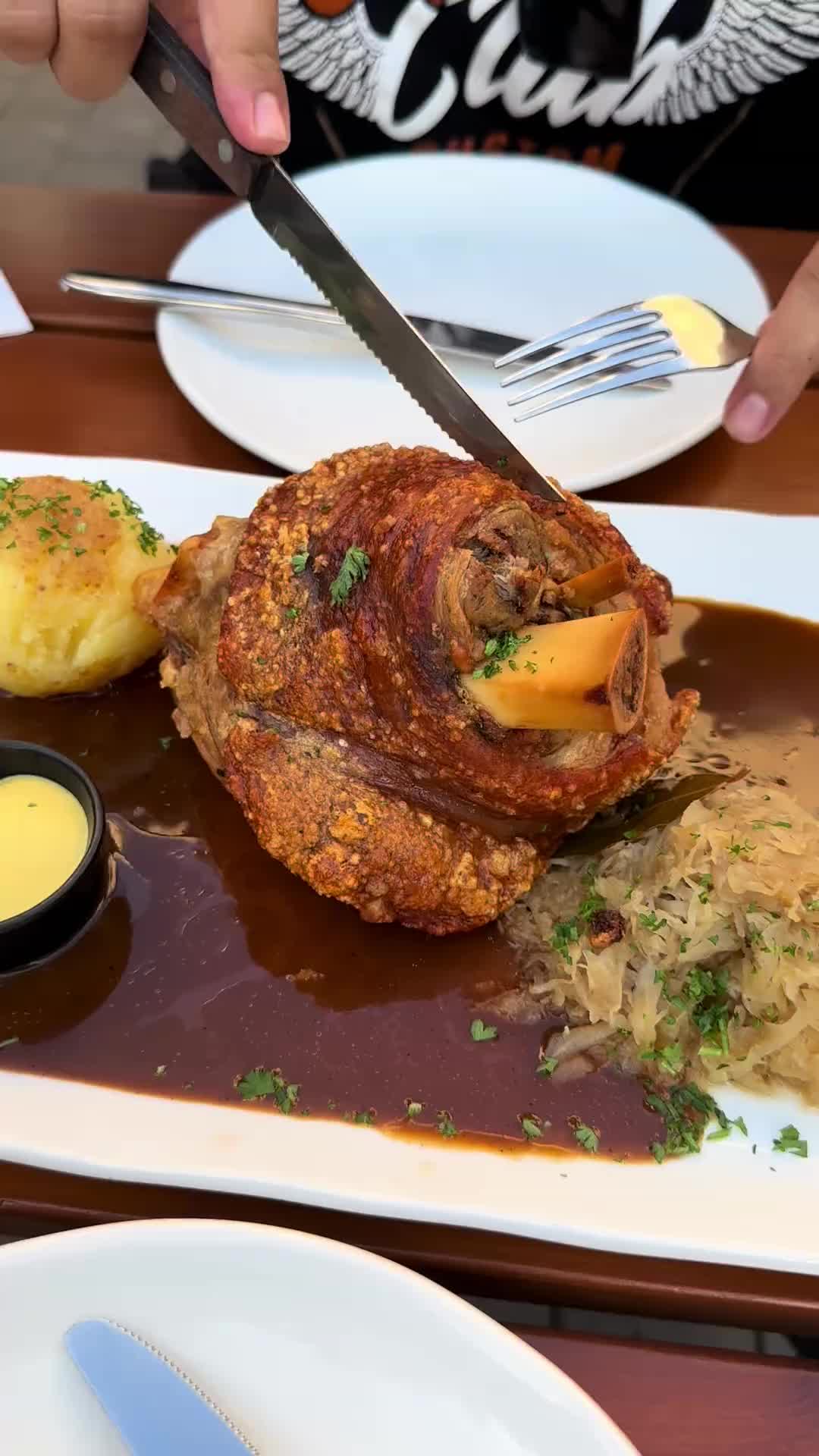 德国的脆皮大肘子看着还有点香！