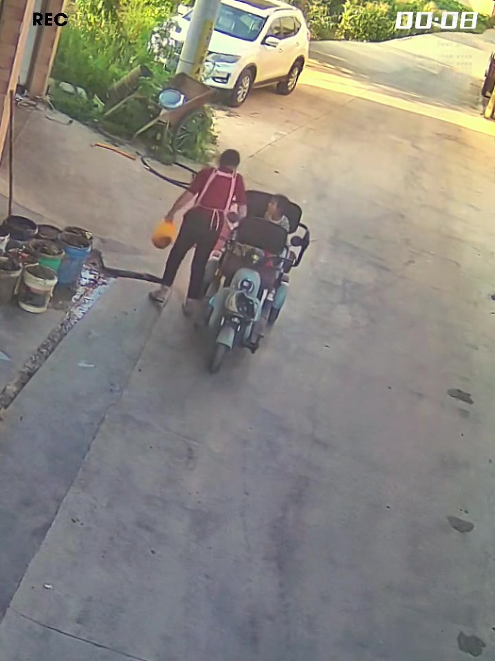 母女两个都够淡定的，一个拿菜的时候都溜车了愣是没反应！