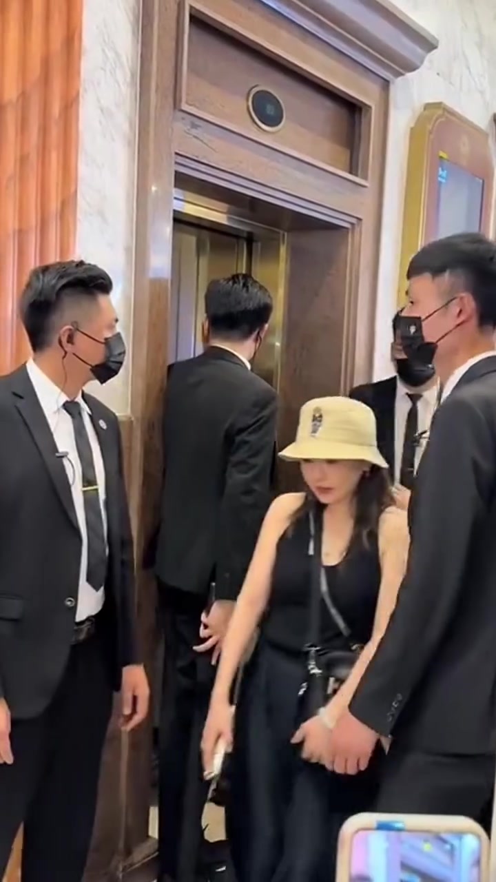 有这必要吗是怕有人劫持她吗