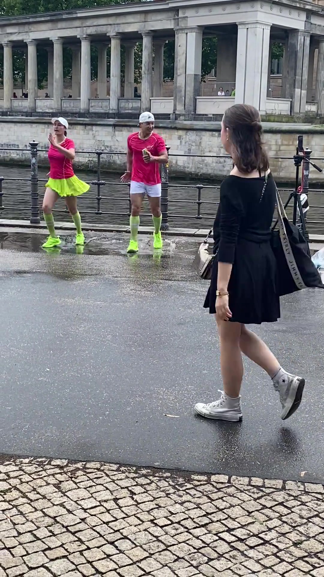 刘耕宏在柏林大教堂活力四射地跳操，怎么感觉有点尴尬