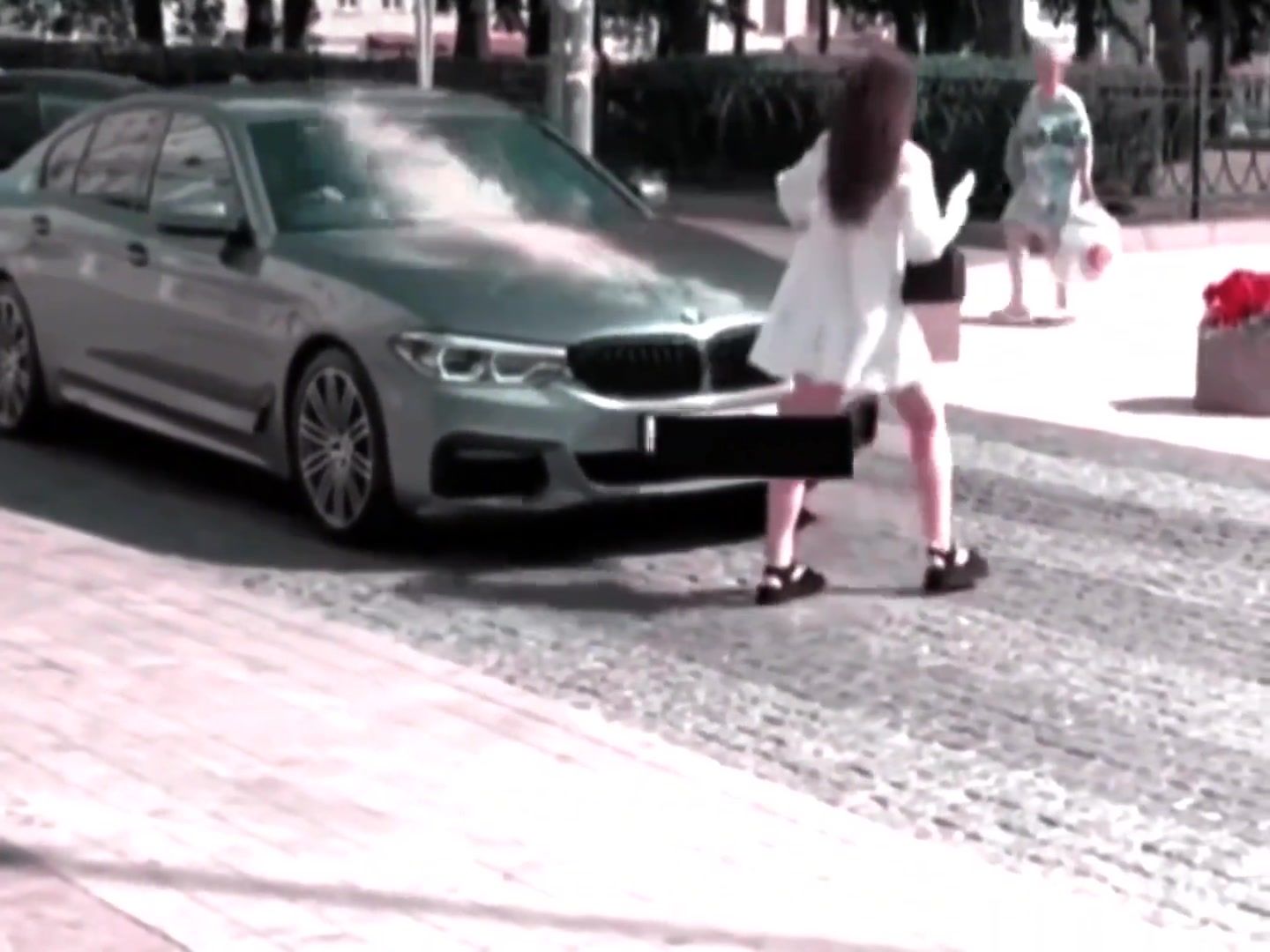 虽说斑马线确实是行人占理，但你这反应也太偏激了吧