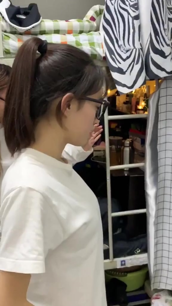 本来想录她滑滑板结果成了事故现场