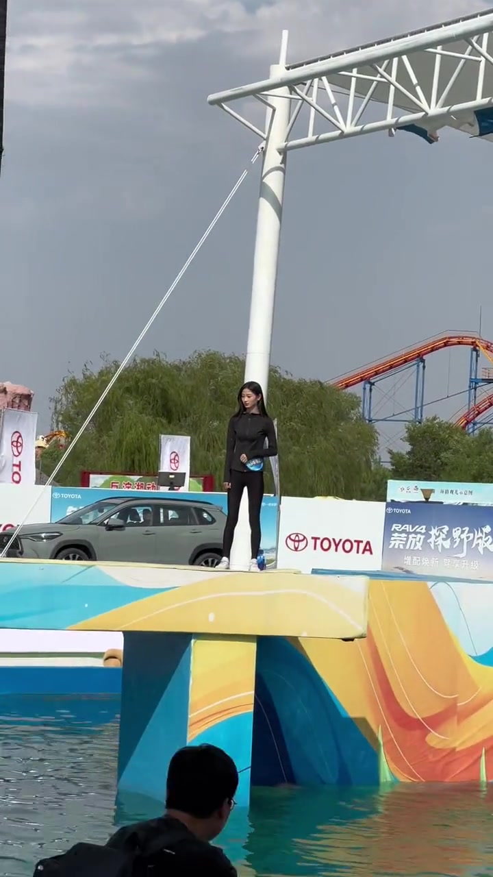 现在闯关节目变落水节目了