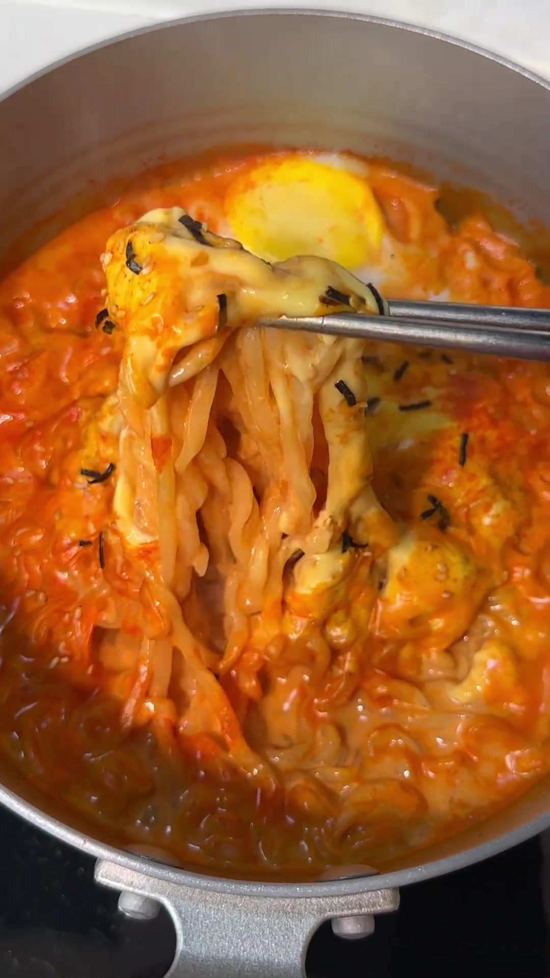 凌晨了煮包火鸡面迟迟吧饿肚子容易睡不着