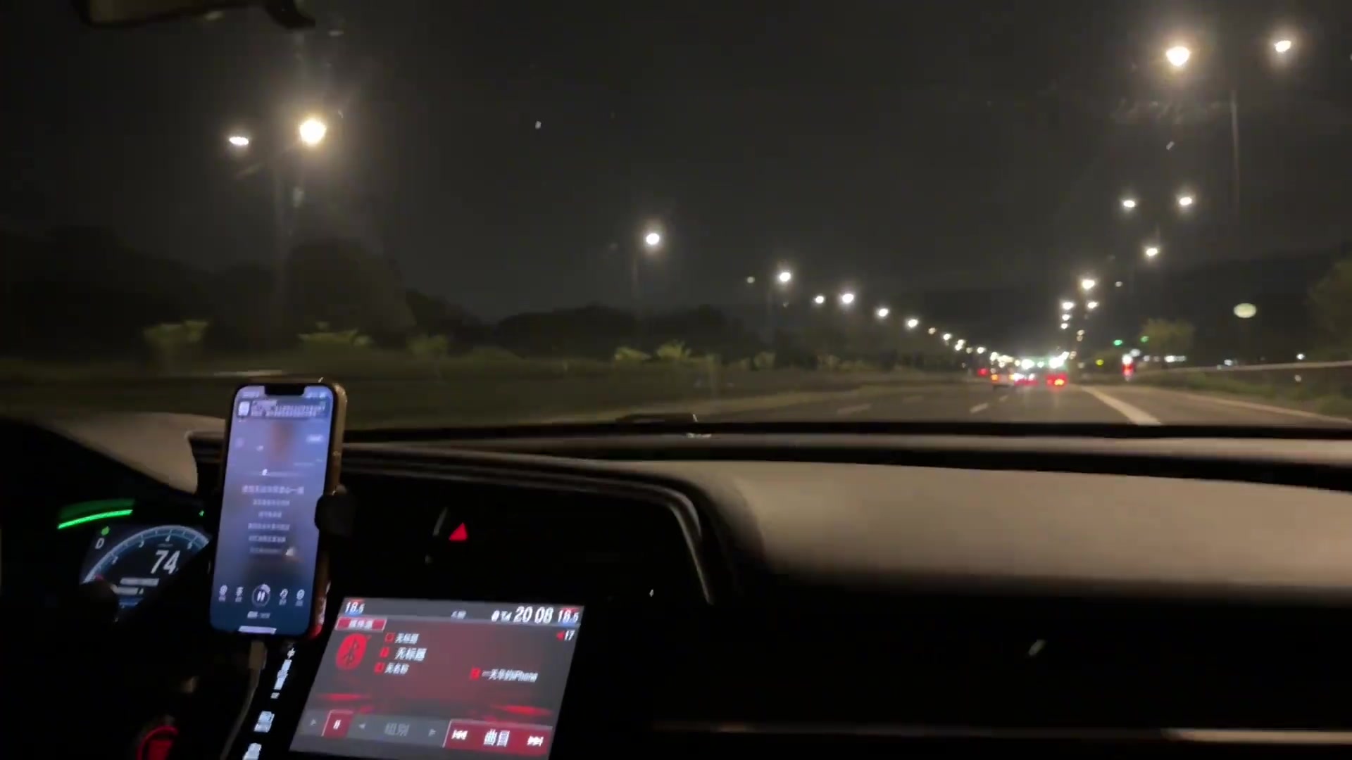 虽然唱的不错，但是开车还是尽量别唱吧