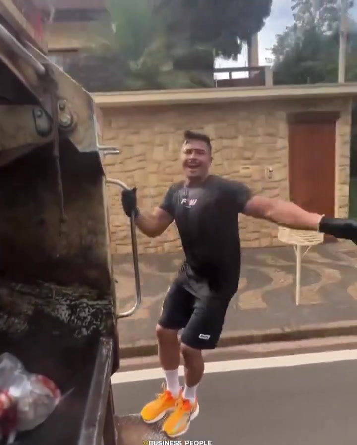 但凡垃圾多一些，年纪大一点都做不到这么潇洒