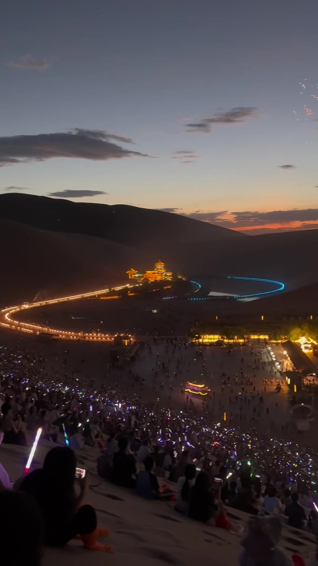 没想到沙漠上的音乐节也能这么有氛围