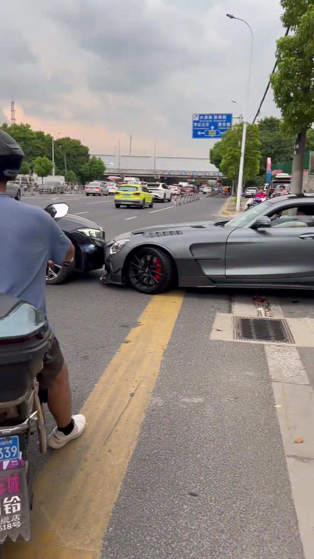 有钱人就是会玩，但凡退一步就是怂货