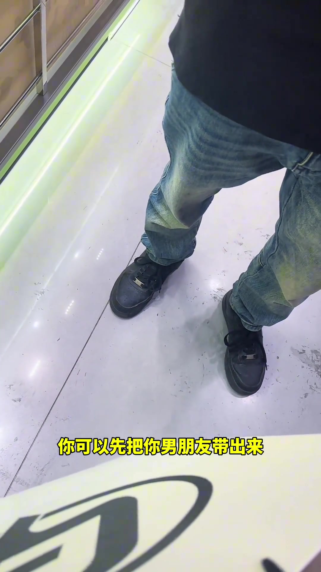 女子被男子要联系方式遭拒后要女生拿出与男友聊天记录才肯走