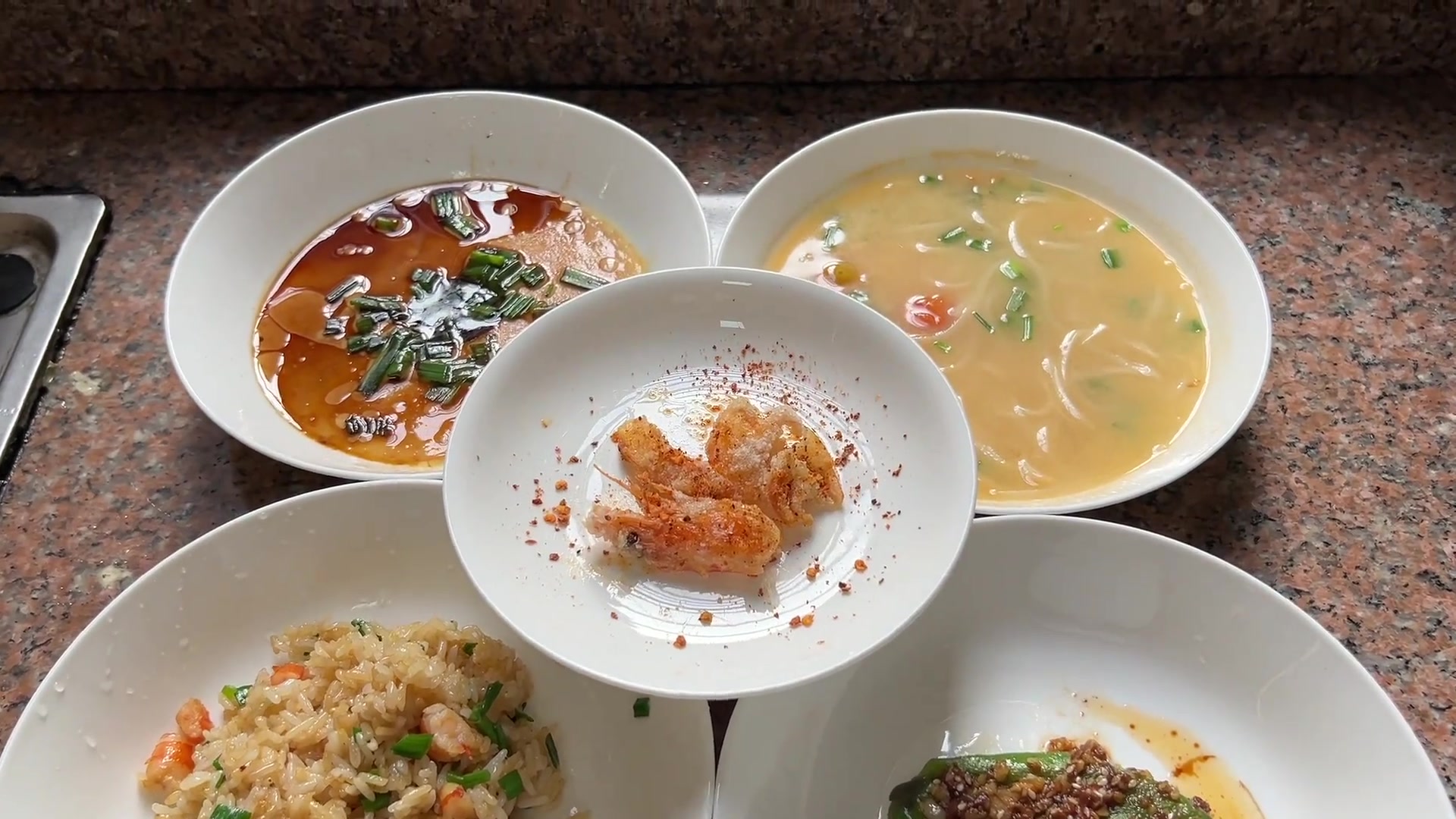 博主逆天操作：一只虾做出四菜一汤