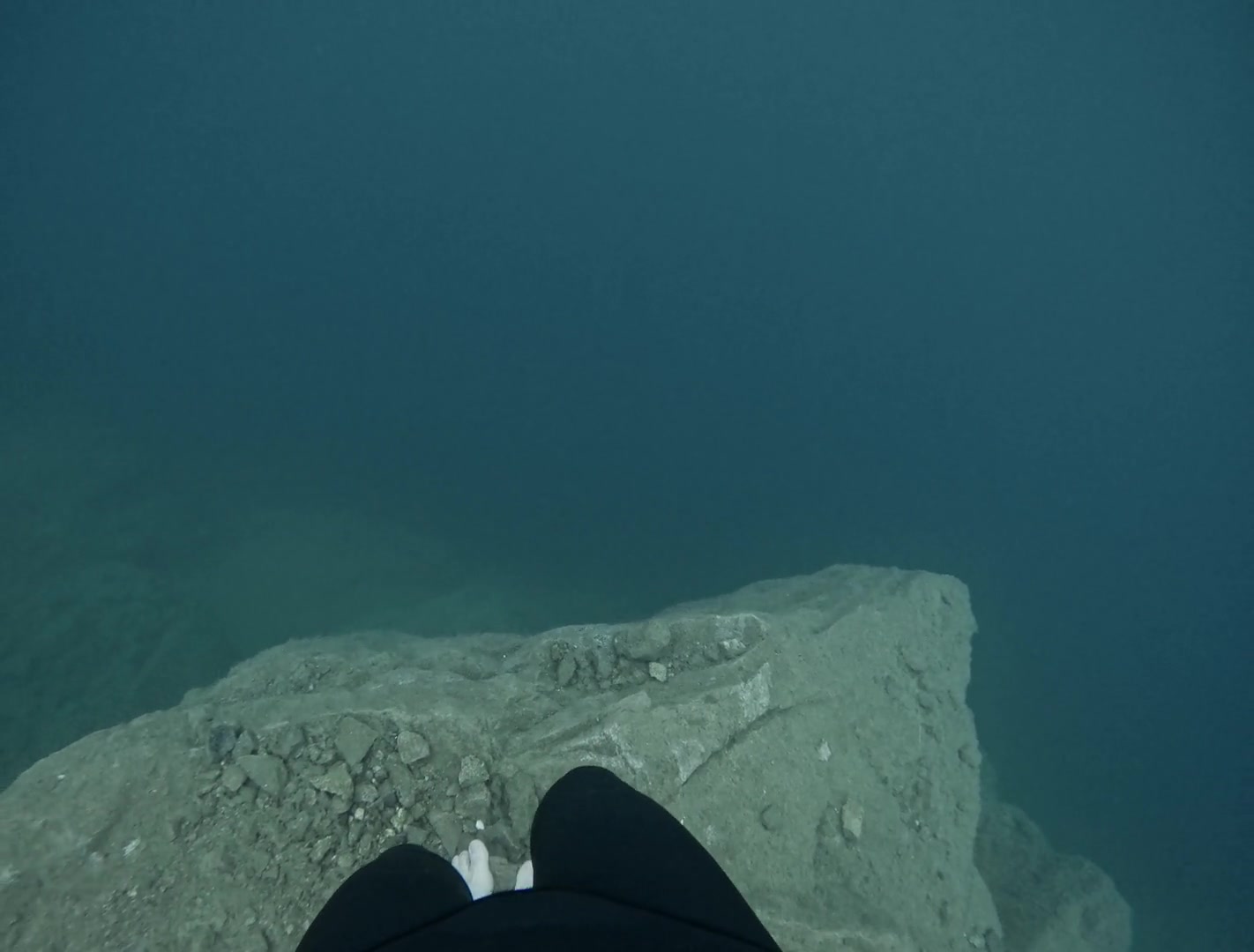 从水下断崖一跃而下，深渊恐惧症幽闭恐惧症慎点！