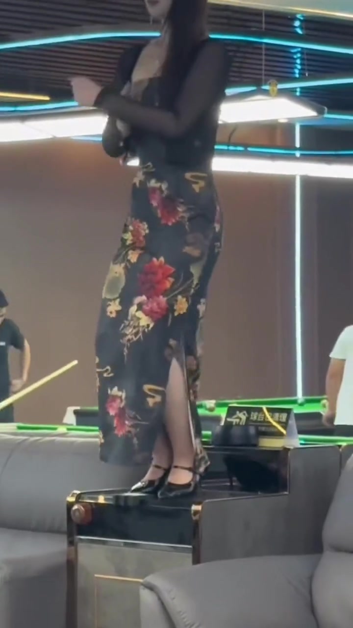 老板真会做生意啊！在这地方找个小姐姐跳舞