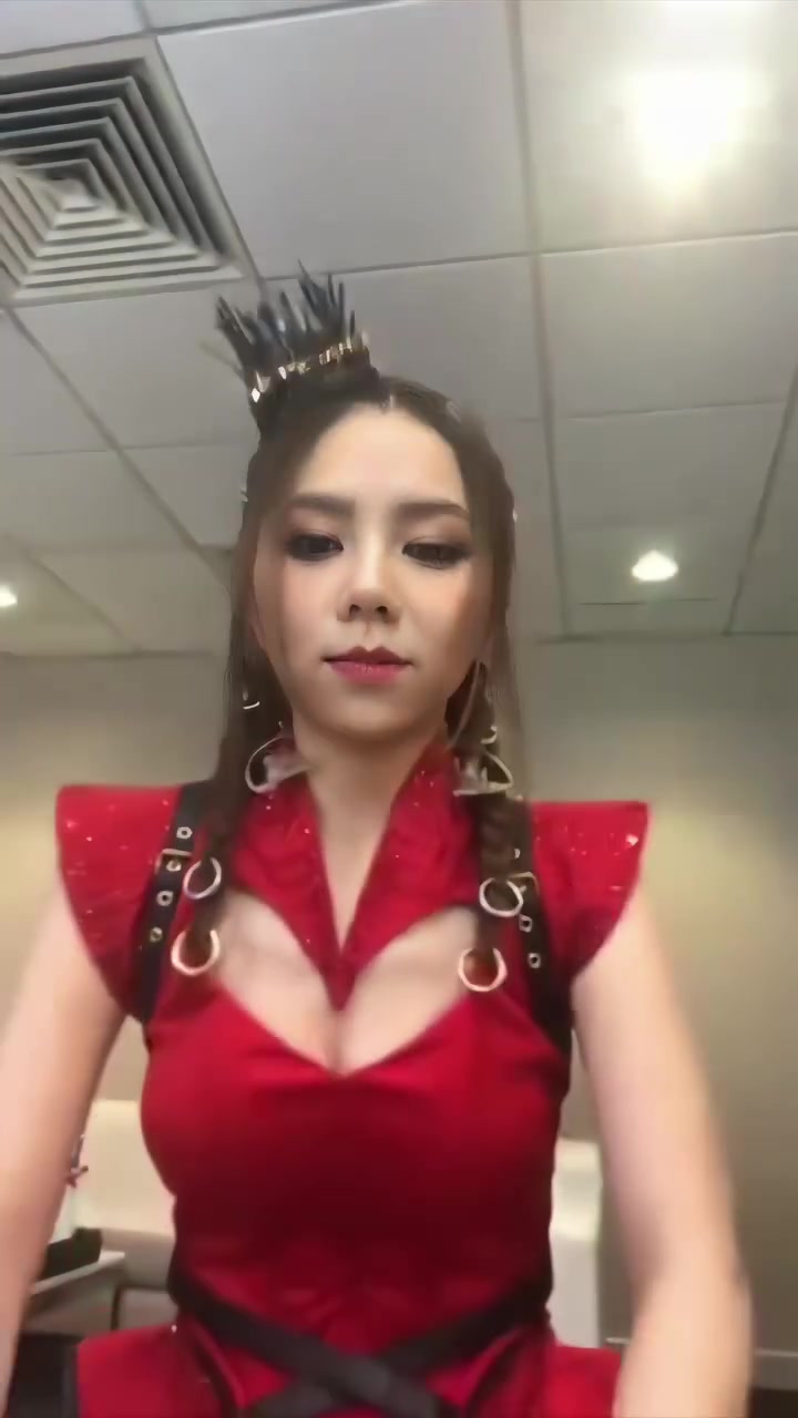 邓紫棋直播咋一直晃来晃去的啊