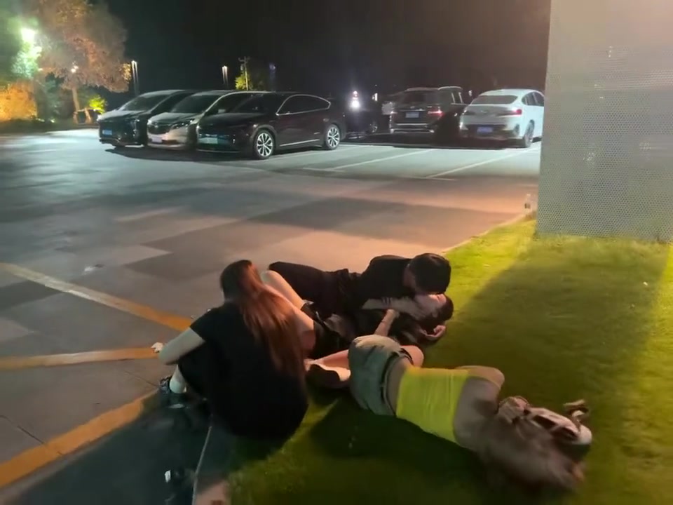 小情侣也太着急了吧躺在草坪上就亲热起来了