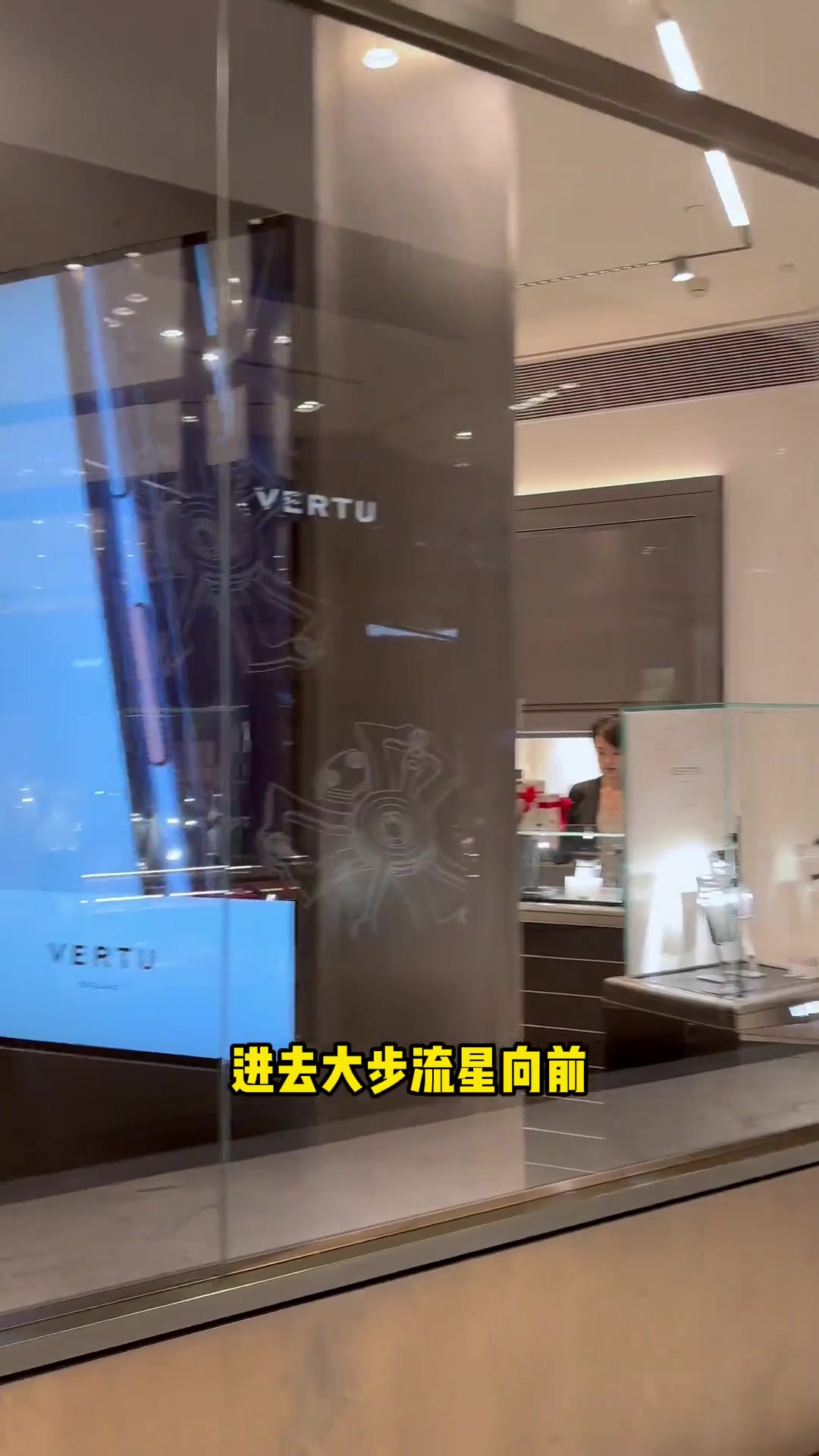 第一次去三百万的手机店，怎么装作经常去的样子