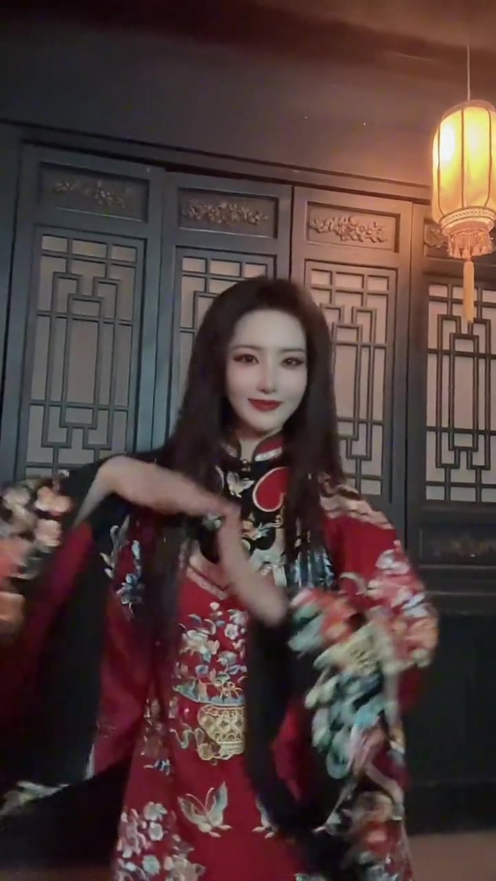 不知道为什么，到晚上穿这套有点恐怖！