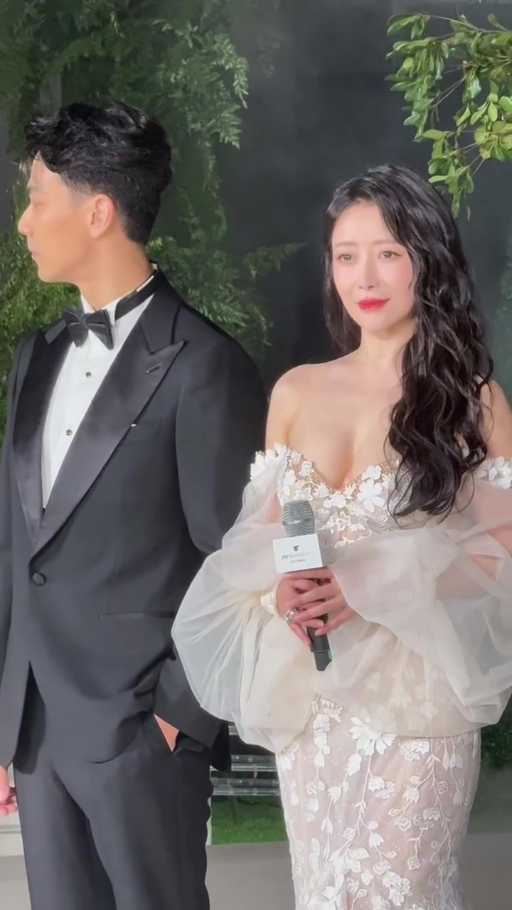 现在穿衣都这么大胆了吗！能不能再大胆一点！