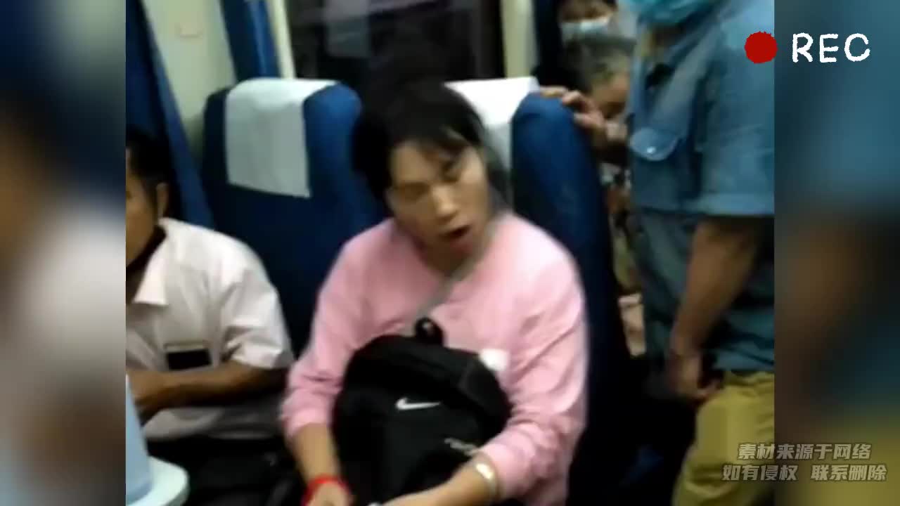乘客嫌女子上车后一直吵闹女乘客：我就吵我就是神经病