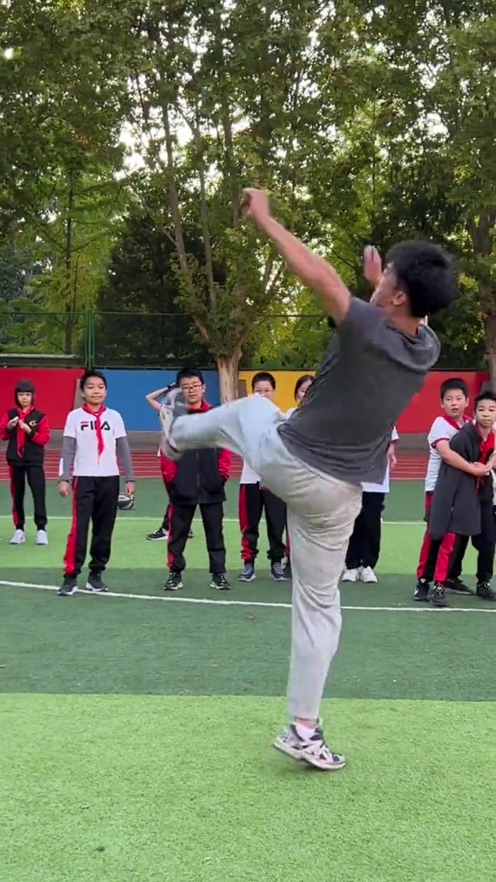 旋风踢是右脚先落地的，这这这