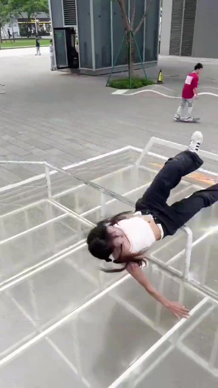 玩滑板还是得戴好头盔和各种护具，不然