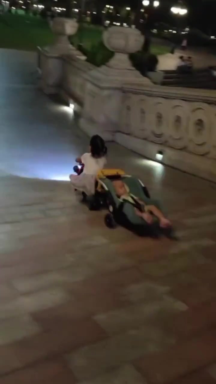 这个弟弟是充话费送的吧