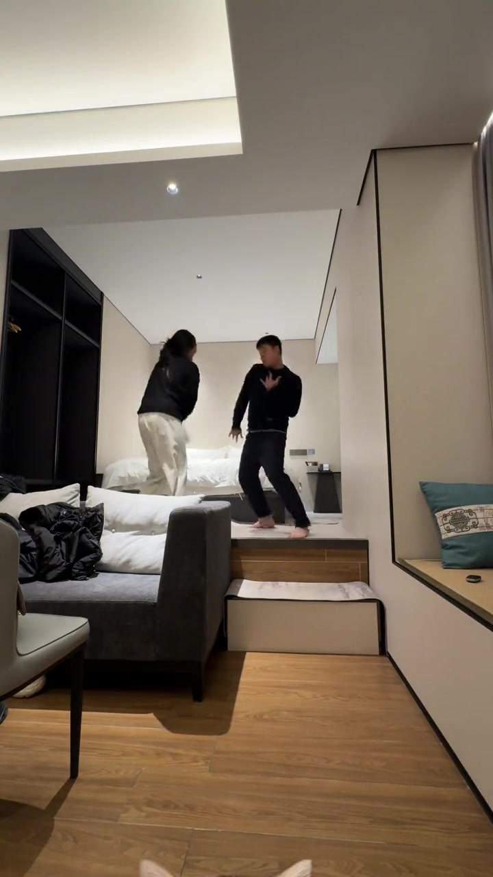 和女朋友开玩笑，她直接给我来个后空翻