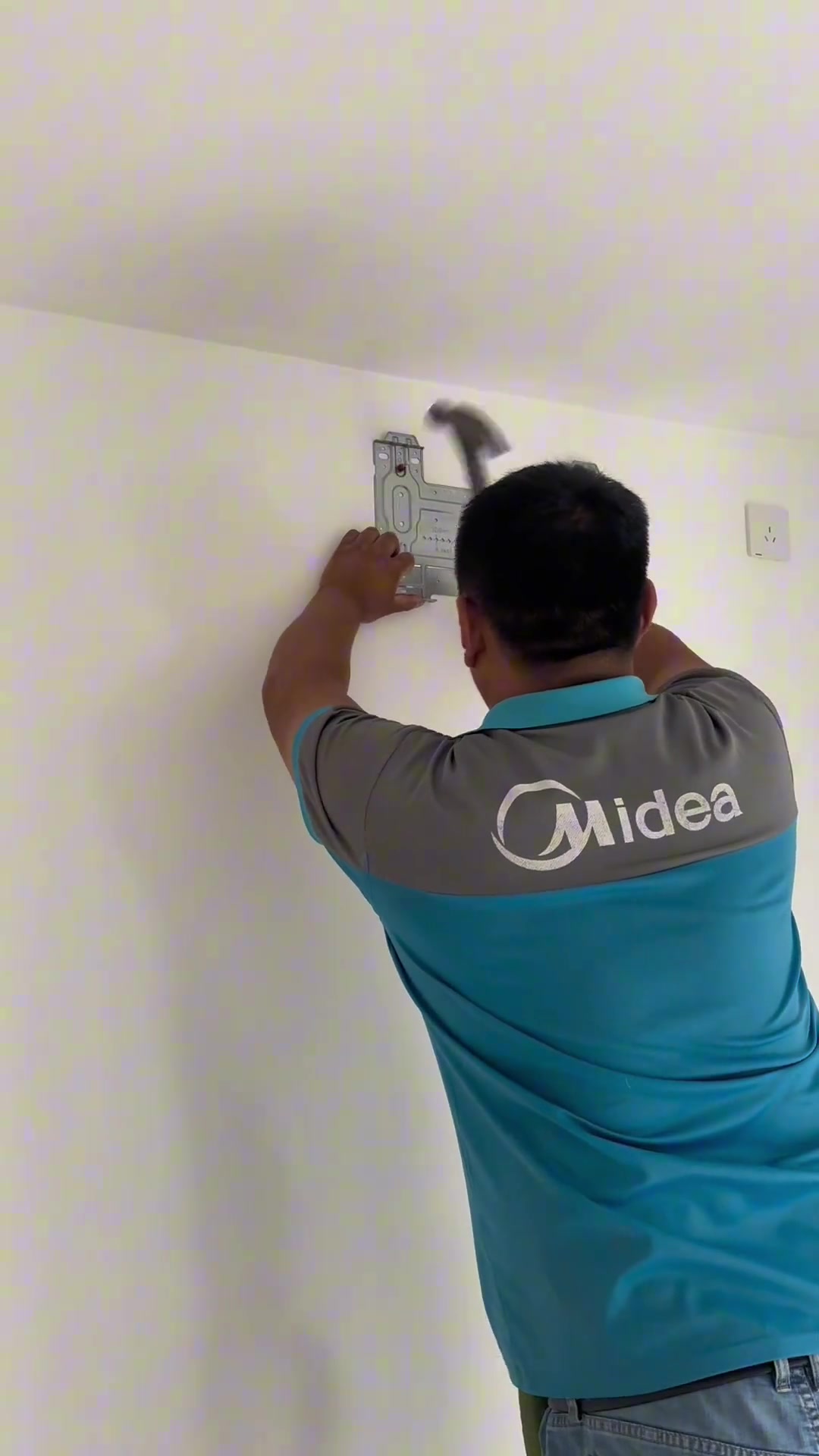 安空调前，以为打眼是用钻的吧咋是楞敲呢