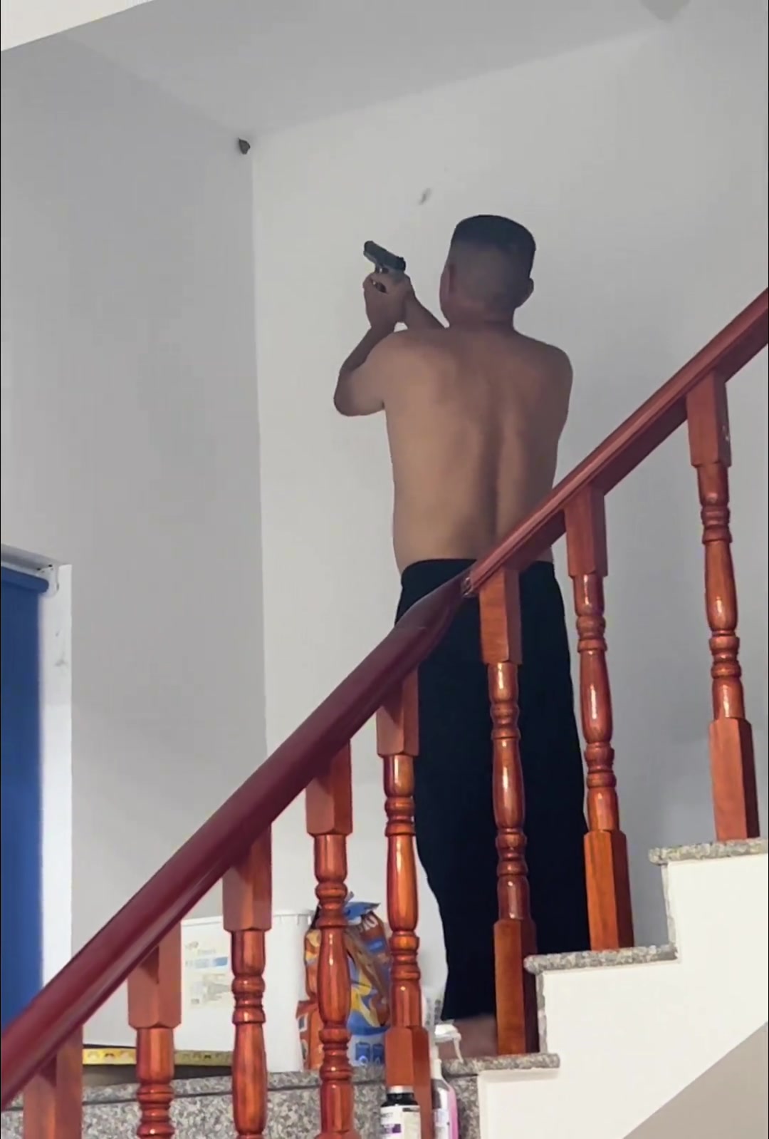 我：爸爸墙上有一只虫子爸爸：让我来对付它