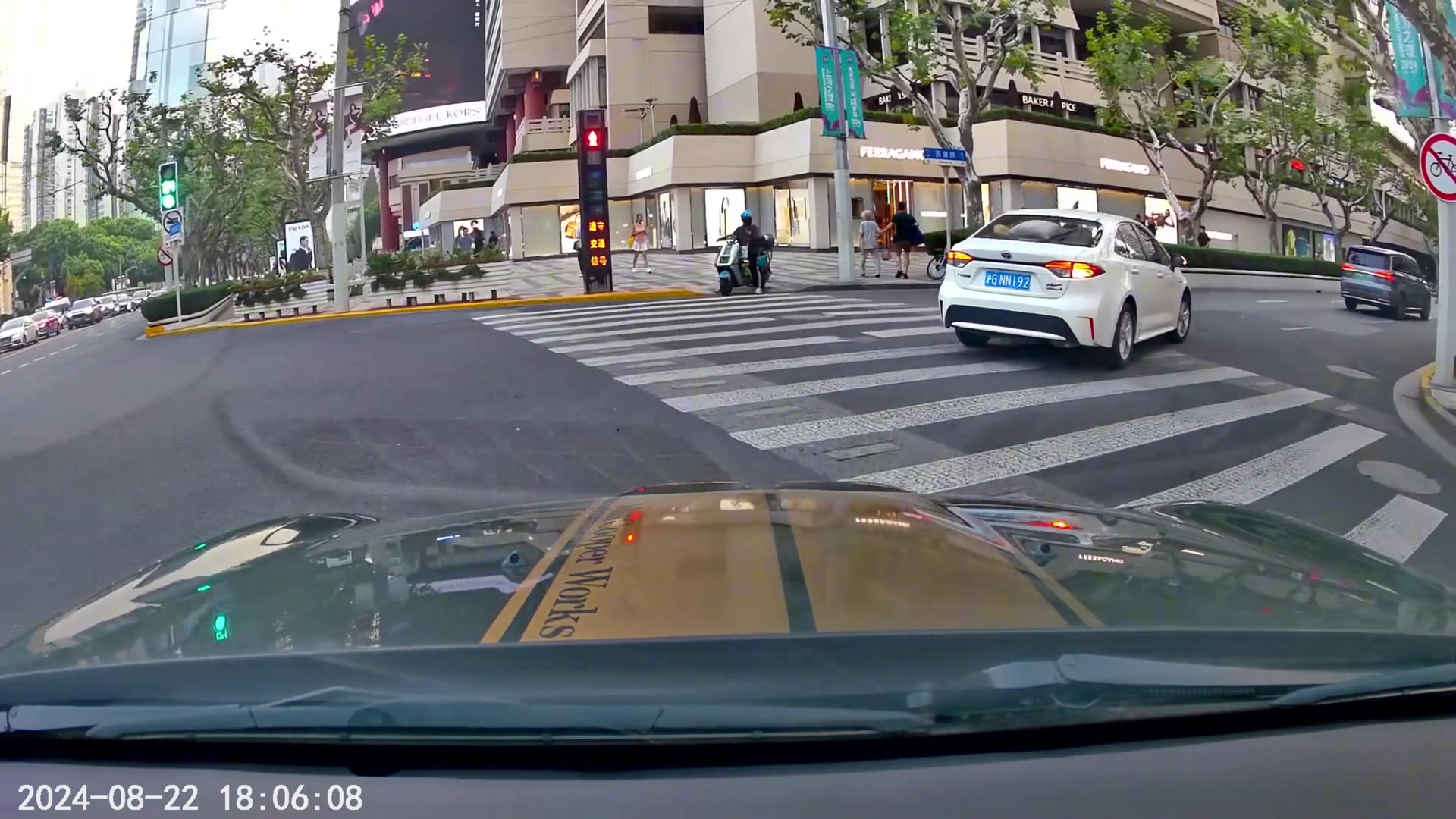 女生为什么会在人行道上摆拍啊