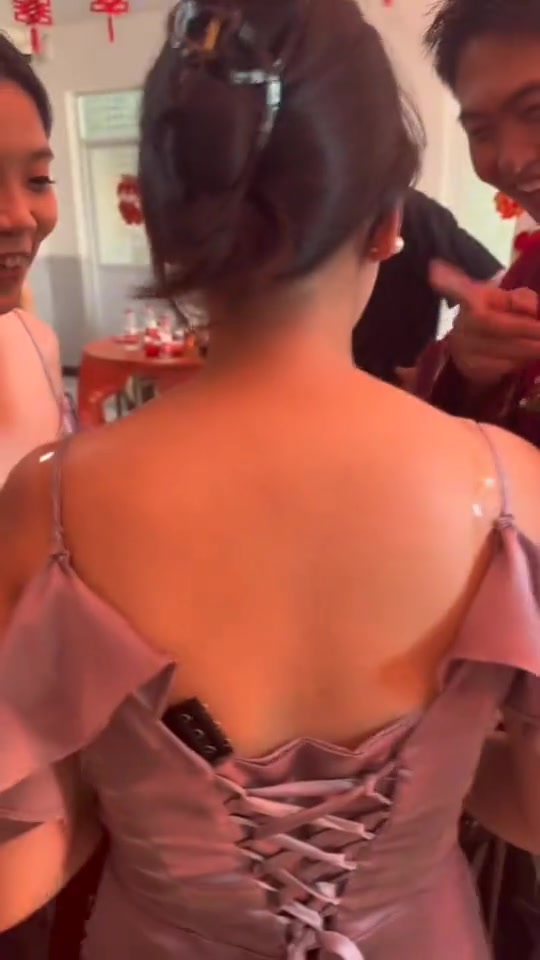 我要是帮她扣上，会说我耍流氓吗！