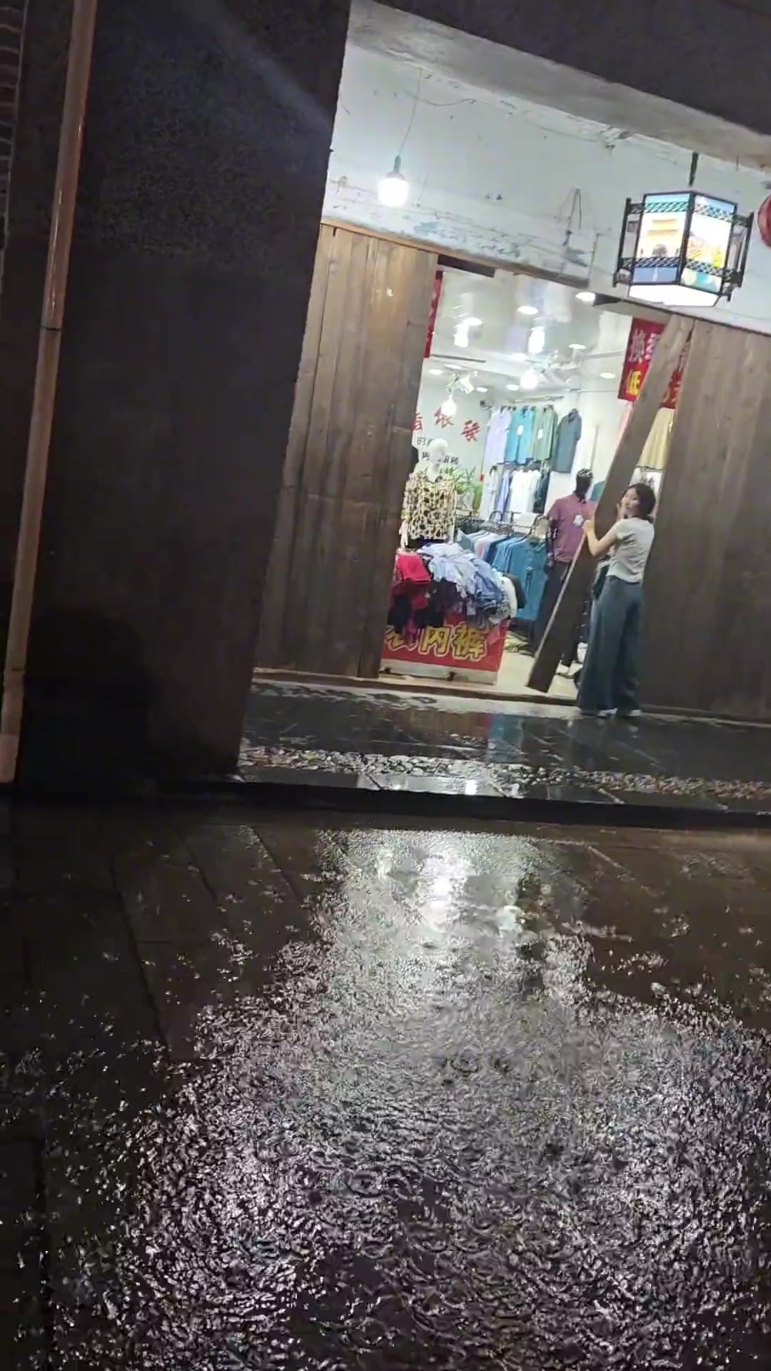 关门关到一半发现又到营业时间了