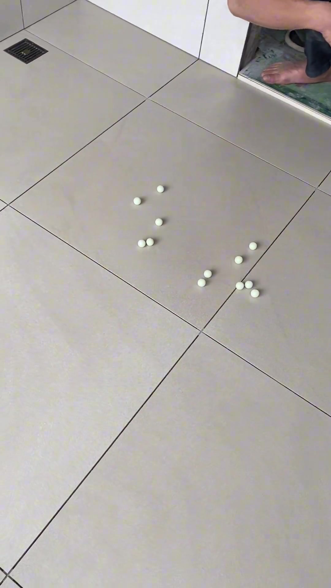 瓦工师傅检验贴砖坡度，右上角那个地漏失业了！