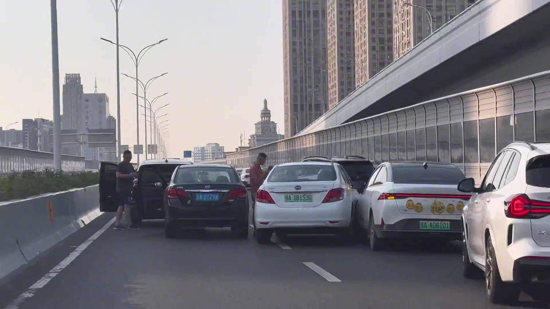 撞个车还能撞一块去了，这处理完事后还能加个好友一起打麻将了