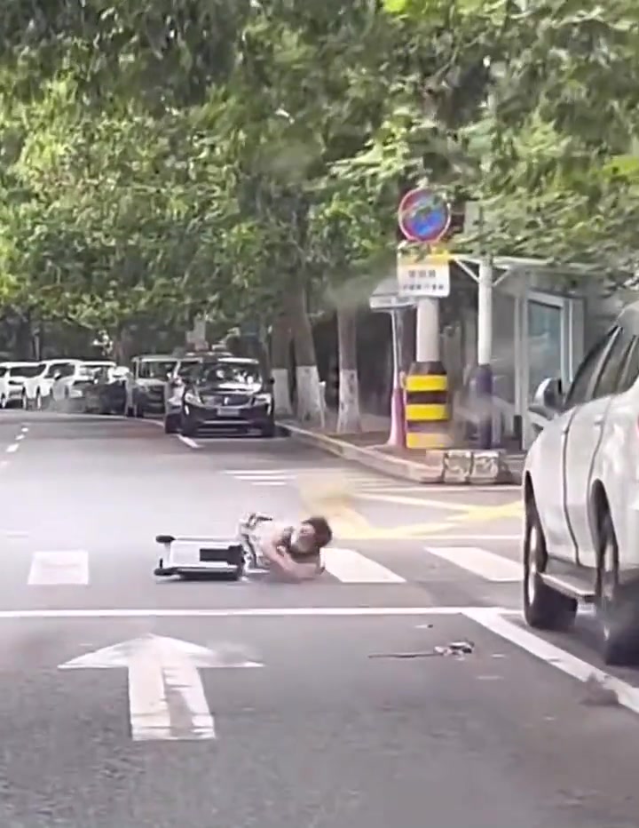 大妈的眼神不太对呀！大妈：你小子多走一米就跑不掉了