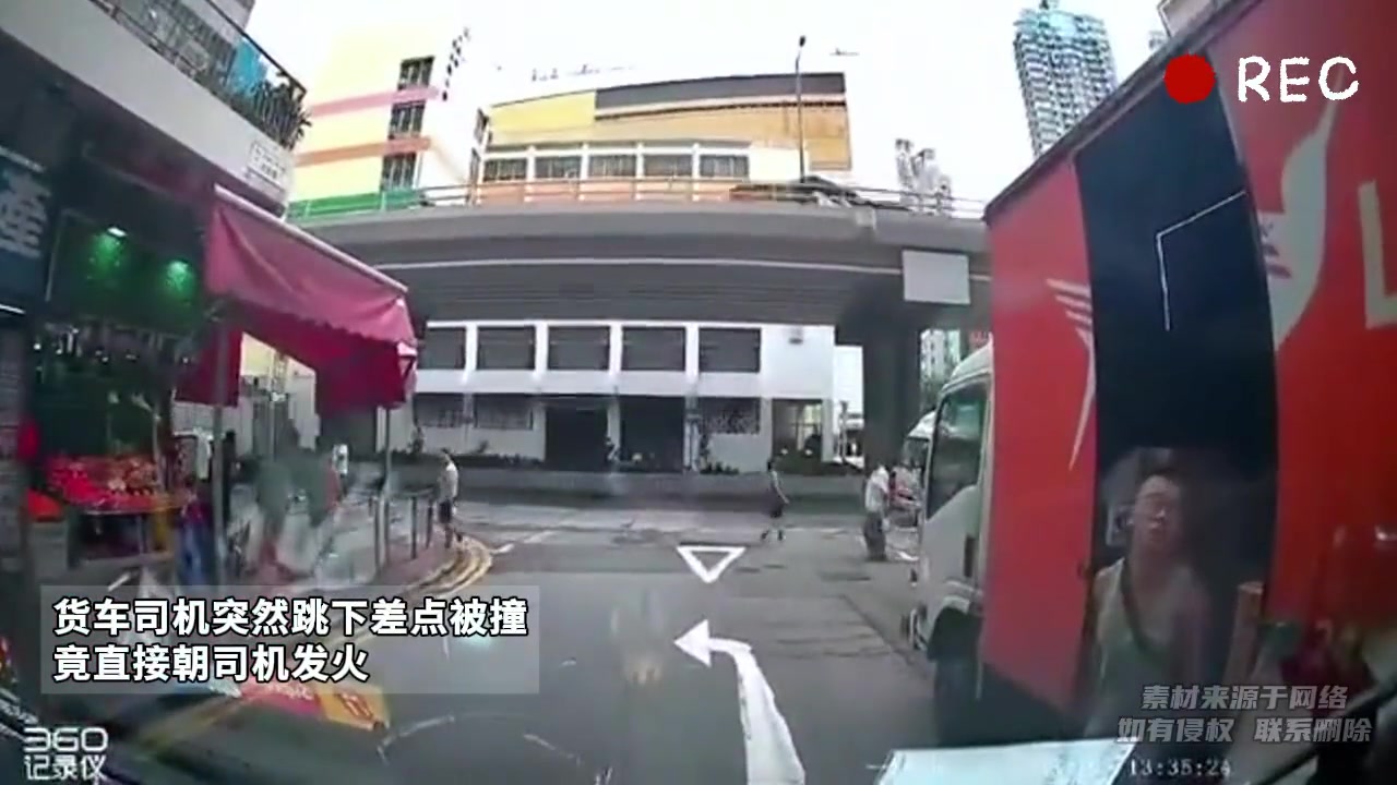 男子突然跳下车险些被撞，竟气急败坏发火怒吼