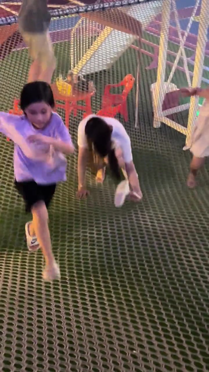 小姐姐你行不行啊！怎么玩不过小孩子！