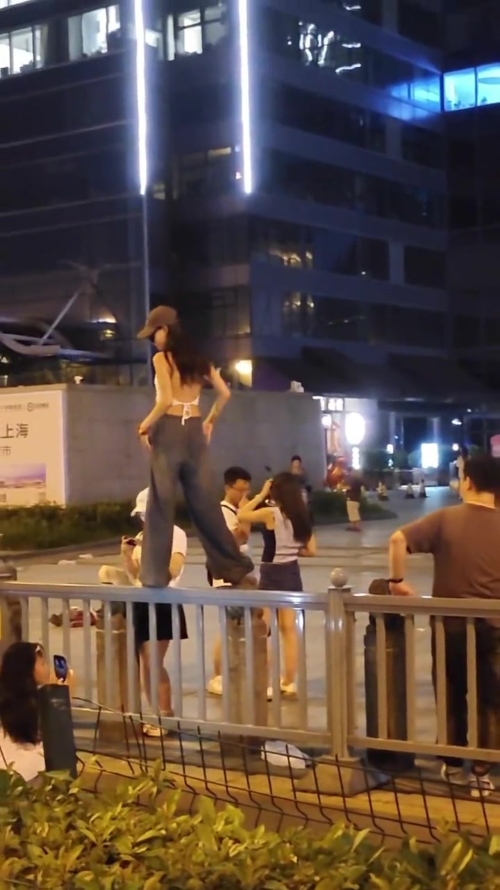 小姐姐不仅穿的大胆行为也大胆！