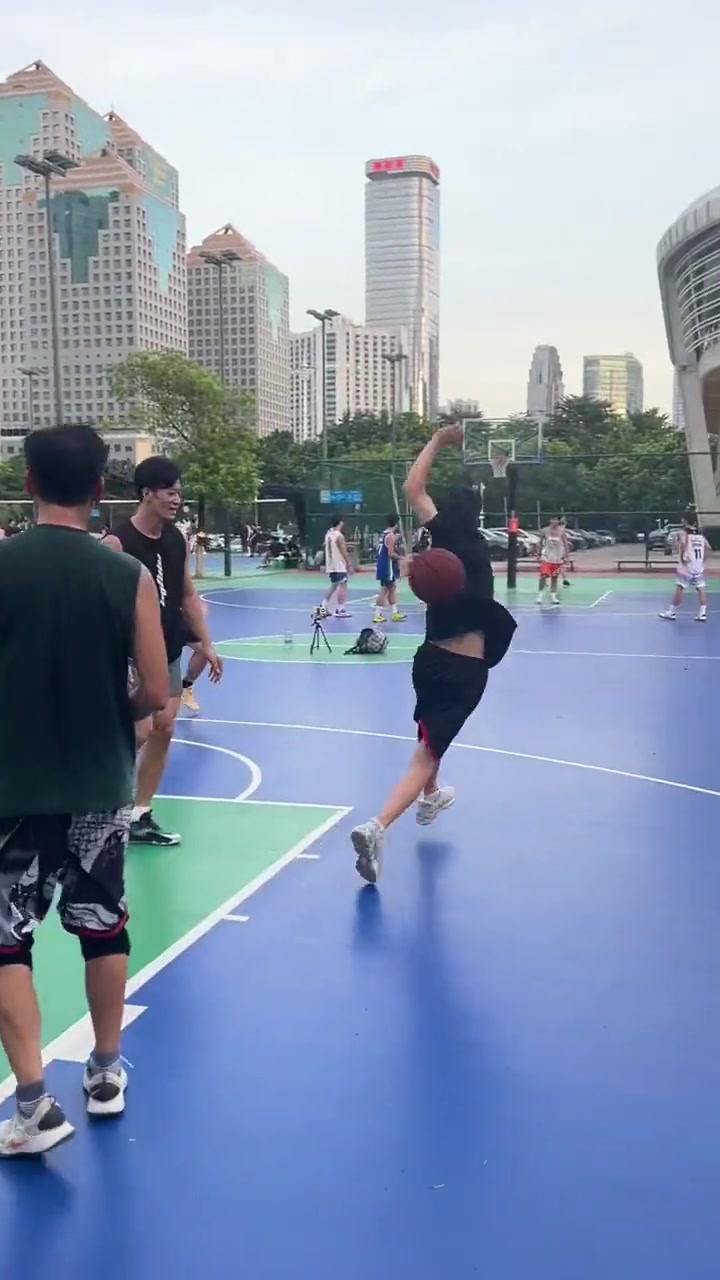 咋回事四肢没商量好战术就上场了啊