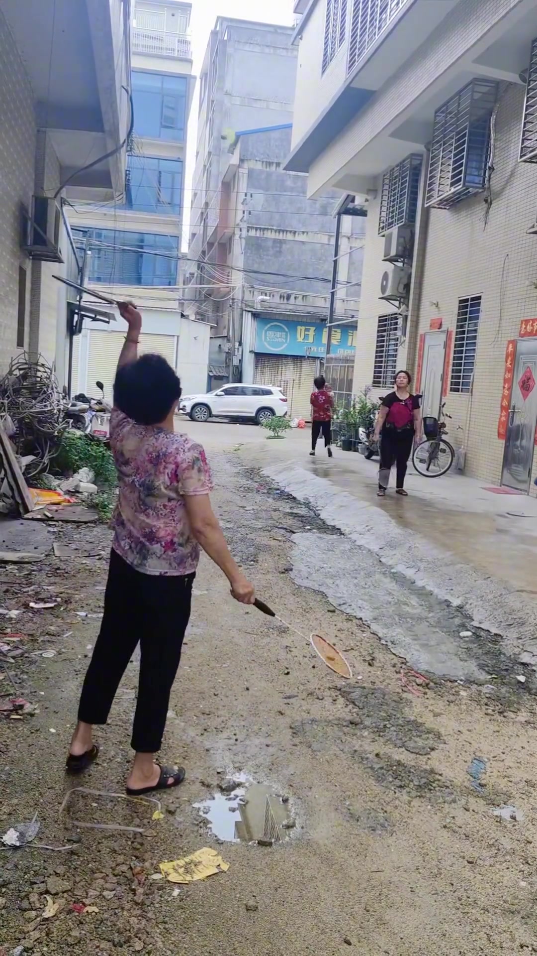 这样打不能锻炼身体的，要跑来跑去捡球才对！